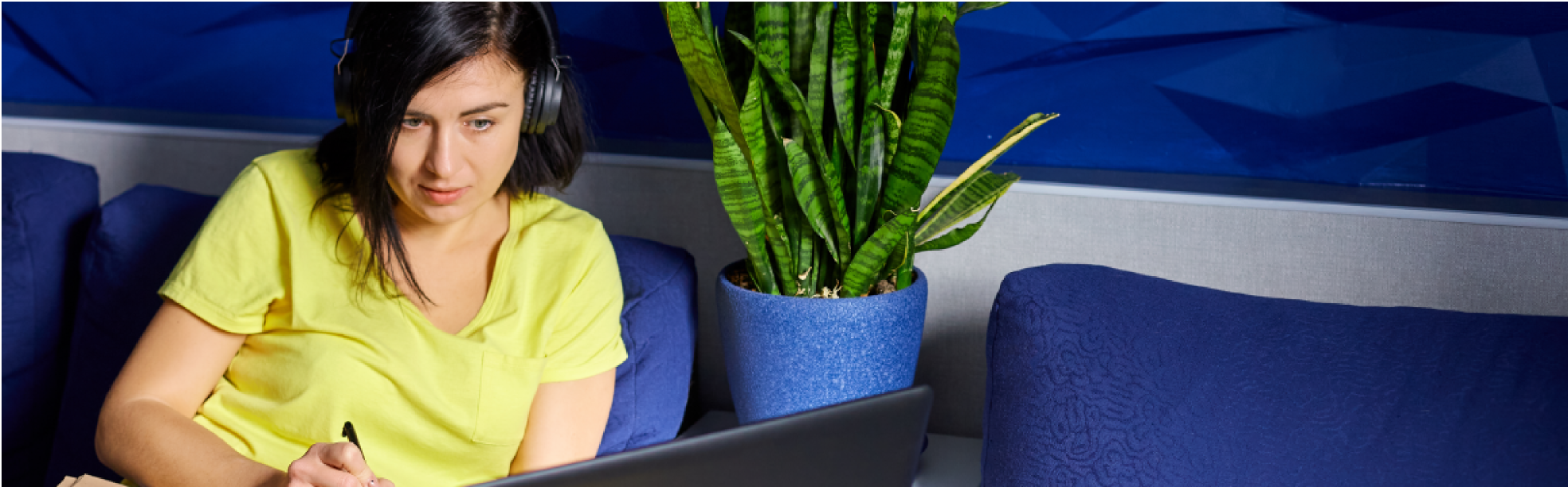 Mujer estudiando y escuchando música